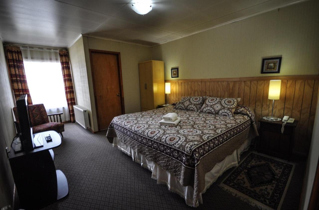 Hostal Los Pinos Puerto Natales Esterno foto