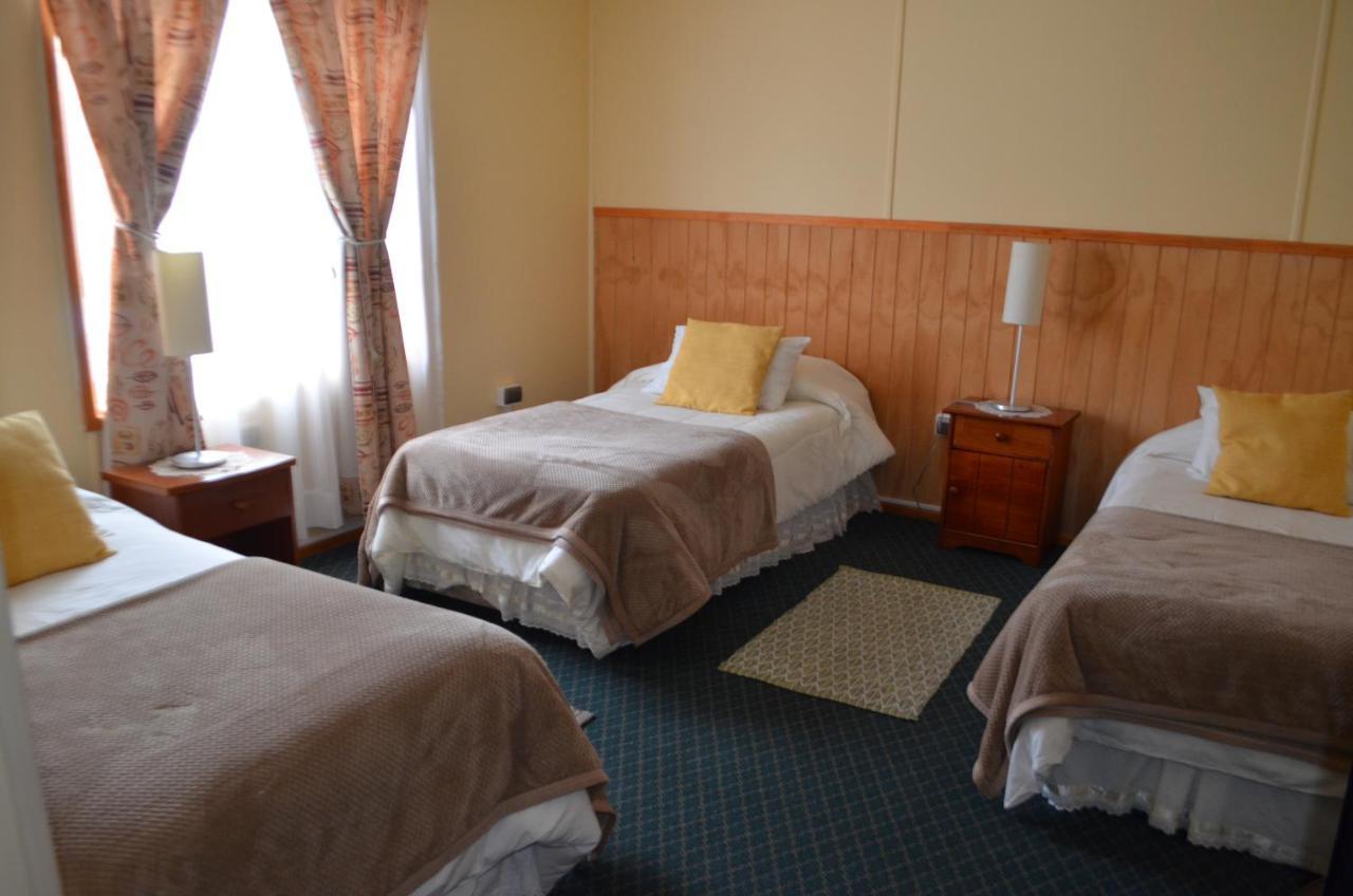 Hostal Los Pinos Puerto Natales Esterno foto