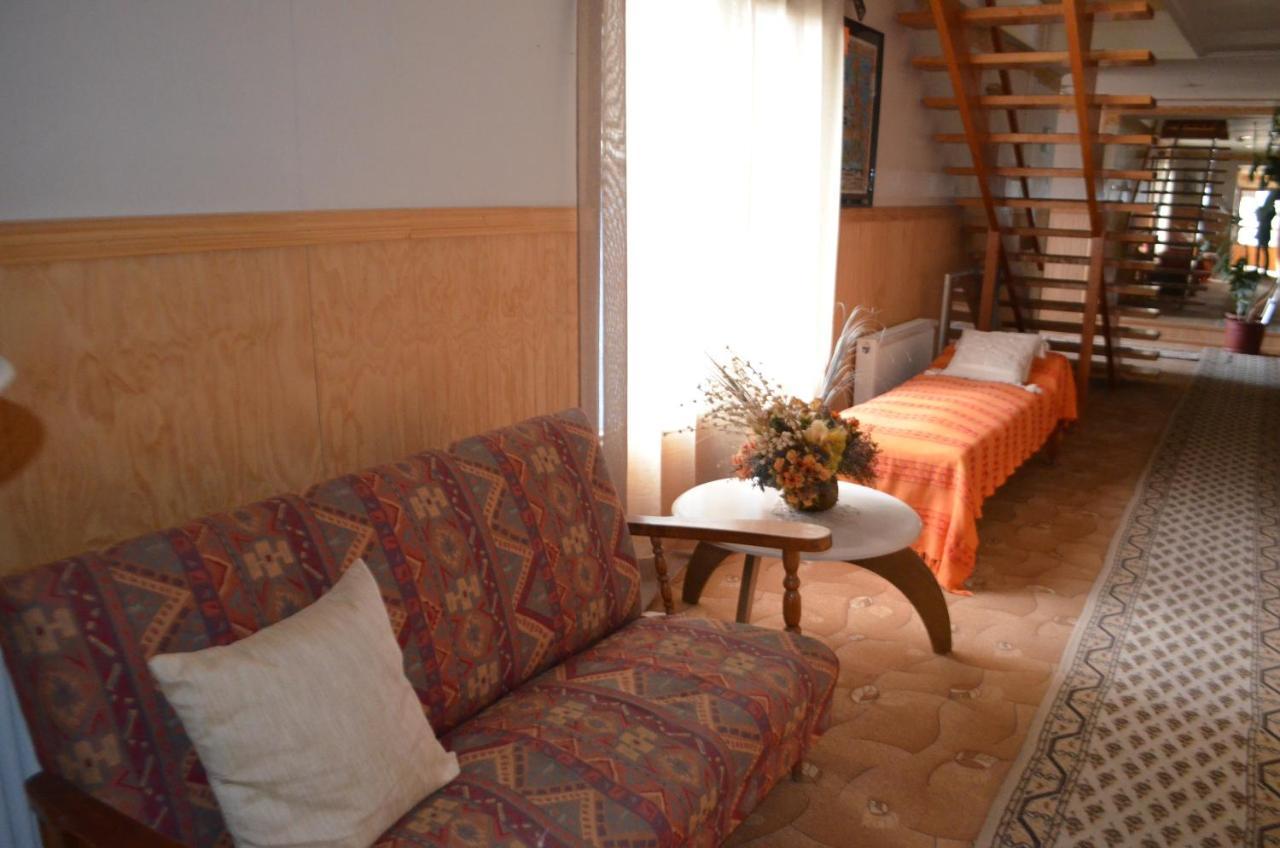 Hostal Los Pinos Puerto Natales Esterno foto