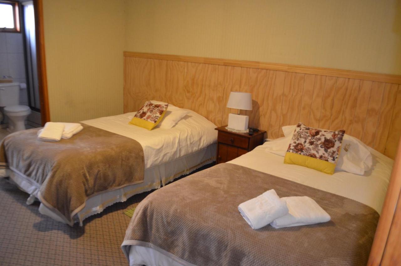 Hostal Los Pinos Puerto Natales Esterno foto