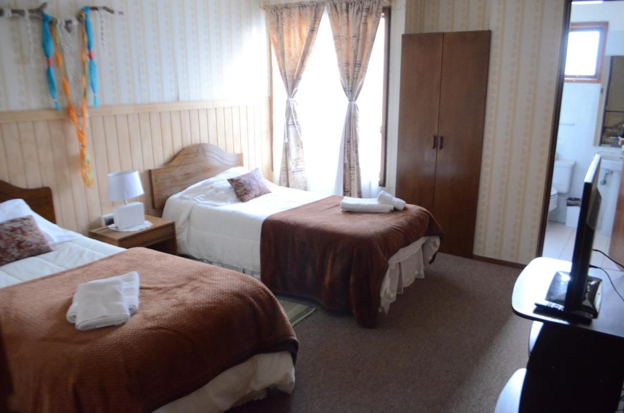 Hostal Los Pinos Puerto Natales Esterno foto