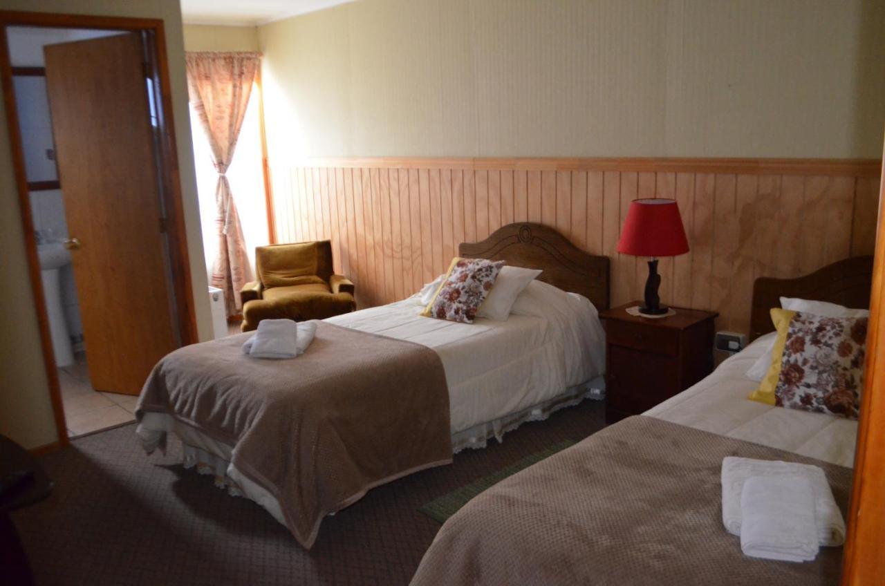 Hostal Los Pinos Puerto Natales Esterno foto