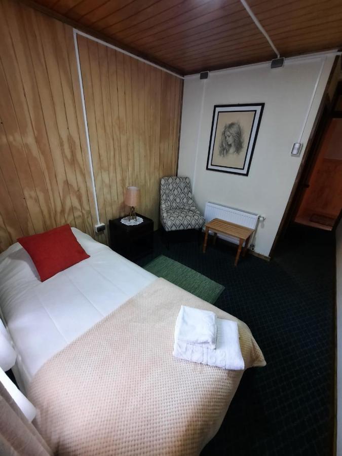 Hostal Los Pinos Puerto Natales Esterno foto