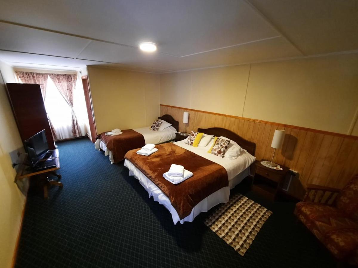 Hostal Los Pinos Puerto Natales Esterno foto