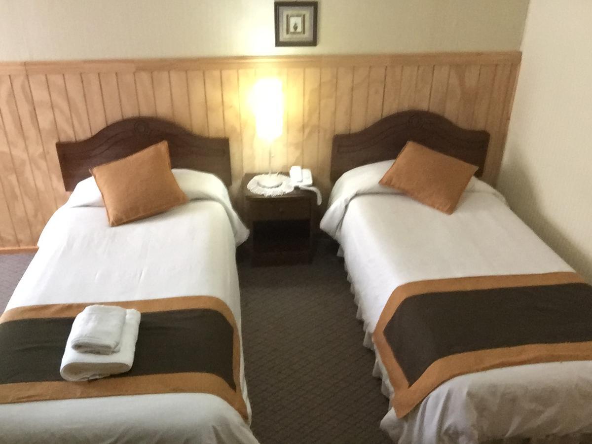 Hostal Los Pinos Puerto Natales Esterno foto