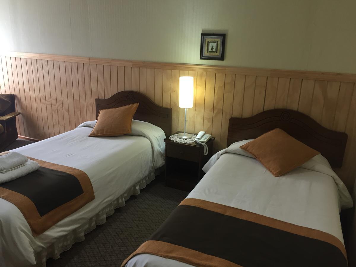 Hostal Los Pinos Puerto Natales Esterno foto