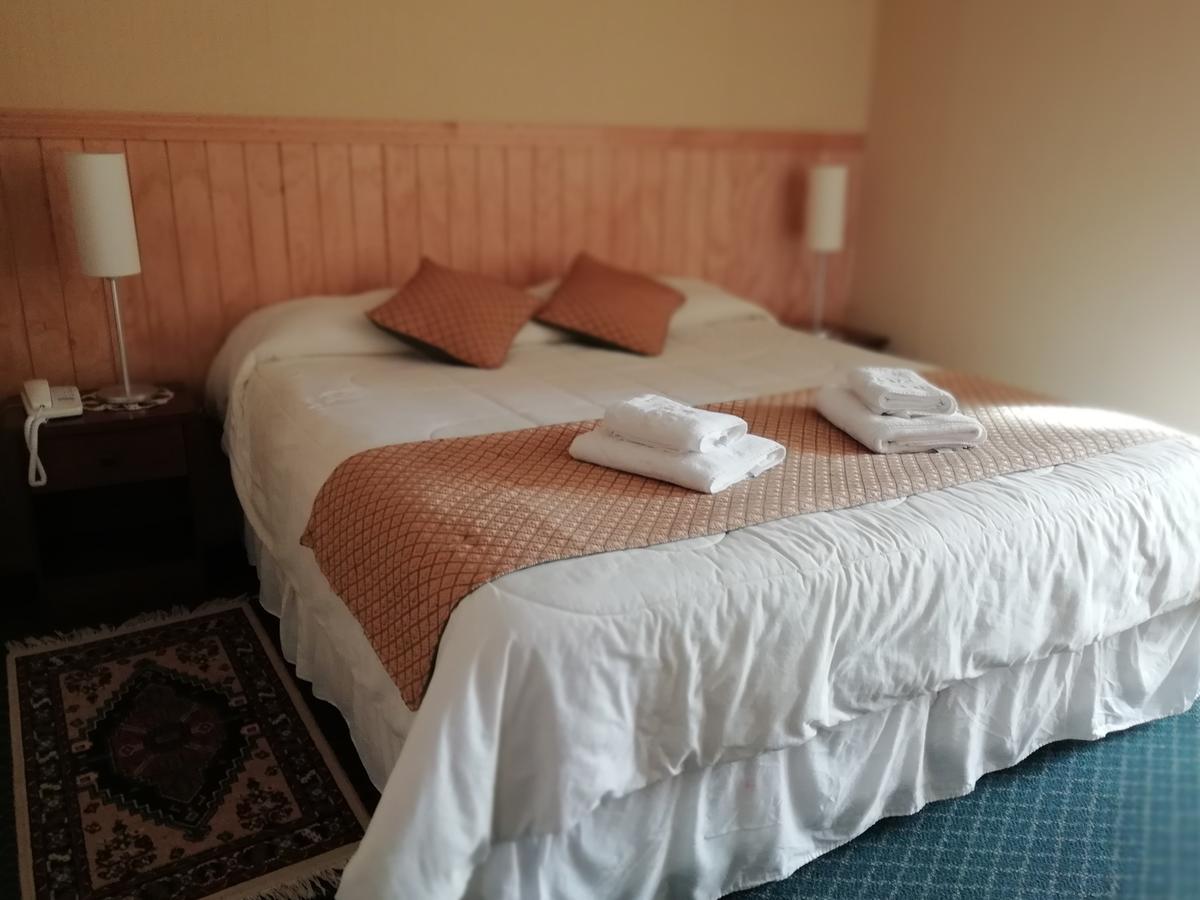Hostal Los Pinos Puerto Natales Esterno foto