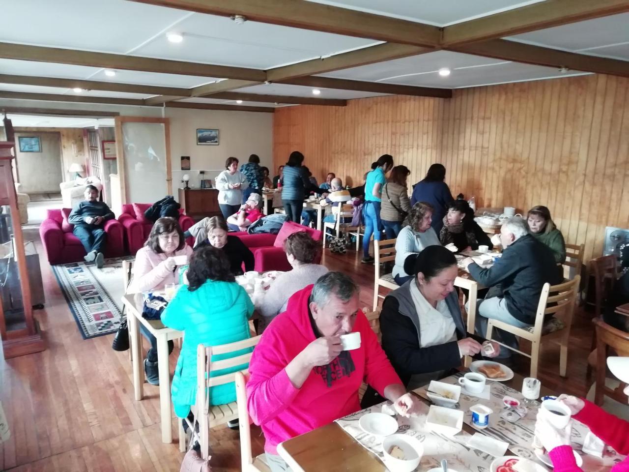 Hostal Los Pinos Puerto Natales Esterno foto