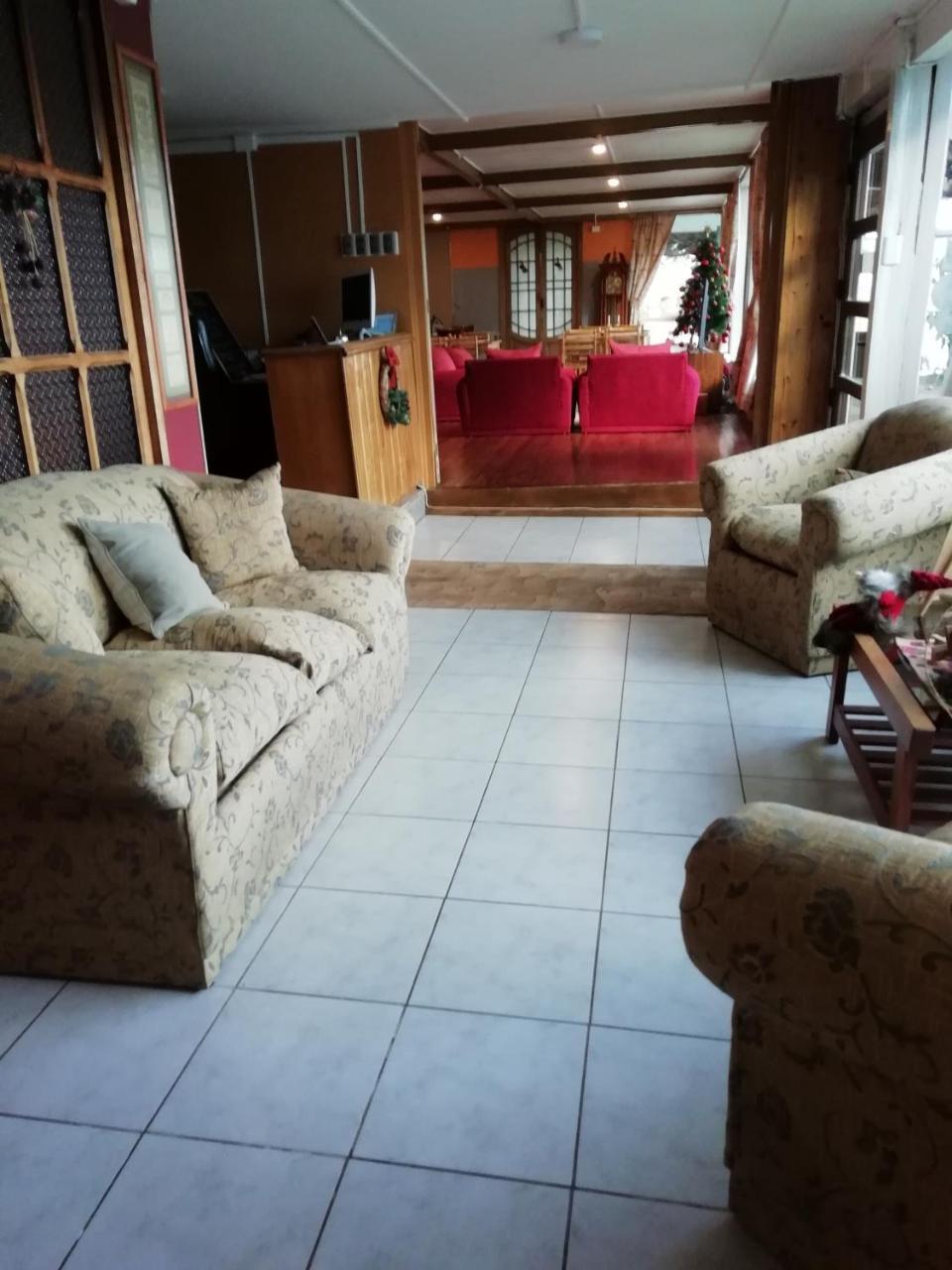 Hostal Los Pinos Puerto Natales Esterno foto